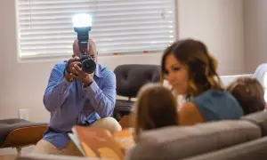 Jasny obiektyw czy lampa błyskowa: Co lepsze do fotografii w słabym świetle