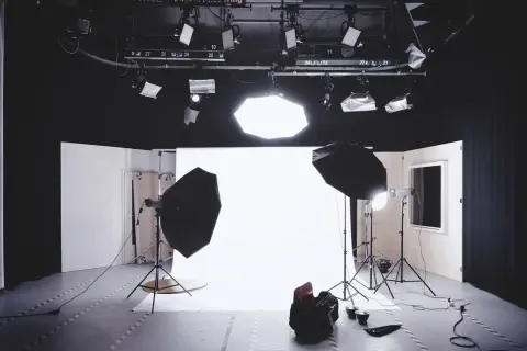 Kreatywna przestrzeń do pracy wizualnej – nowoczesne studio fotograficzne
