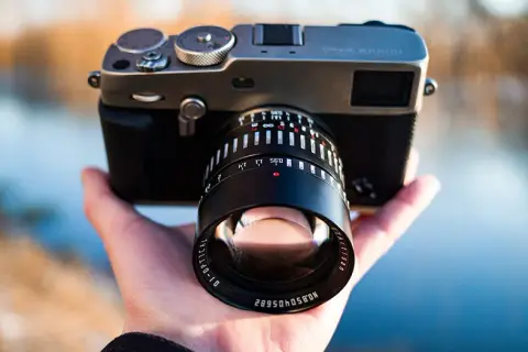 Jasny obiektyw: Rewelacyjny sojusznik czy droga pomyłka fotografa?