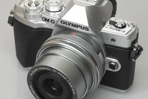 Najlepsze obiektywy do Olympus OM-D E-M10 Mark III - porównanie
