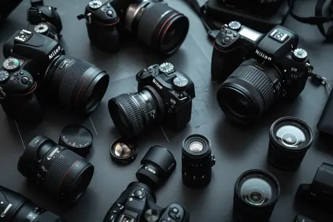 Nikon vs Canon: Co wybrać? Porównanie aparatów i opinie użytkowników