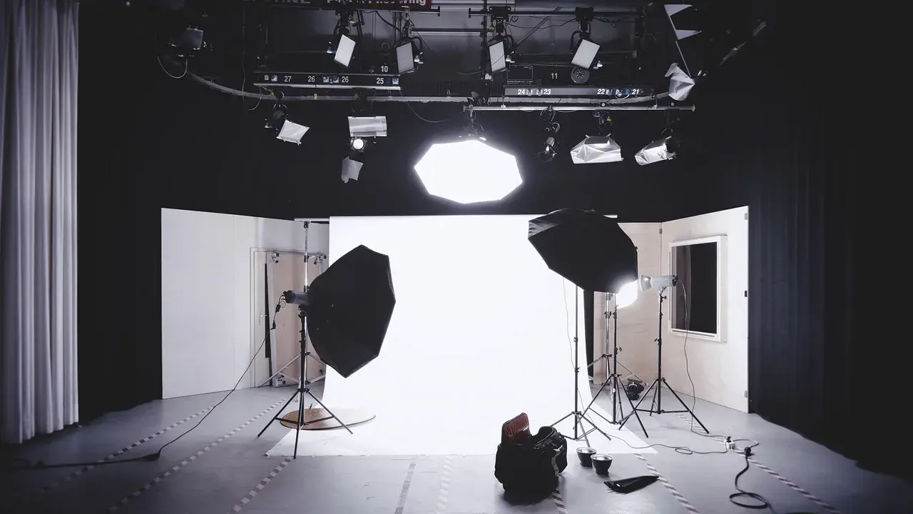 Kreatywna przestrzeń do pracy wizualnej – nowoczesne studio fotograficzne