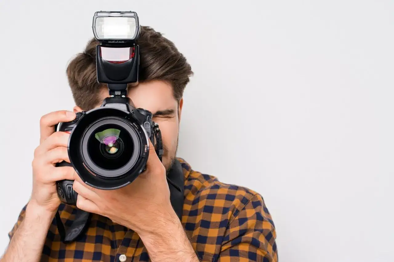 Zdjęcie Poznaj proste sposoby jak fotografować z lampą błyskową - praktyczny poradnik