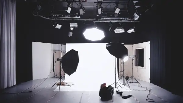 Kreatywna przestrzeń do pracy wizualnej – nowoczesne studio fotograficzne