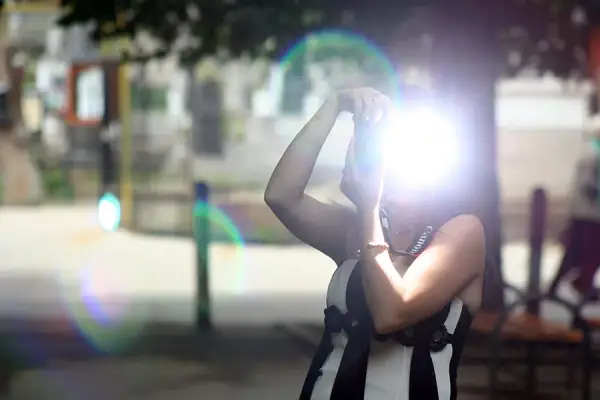 Poznaj proste sposoby jak fotografować z lampą błyskową - praktyczny poradnik